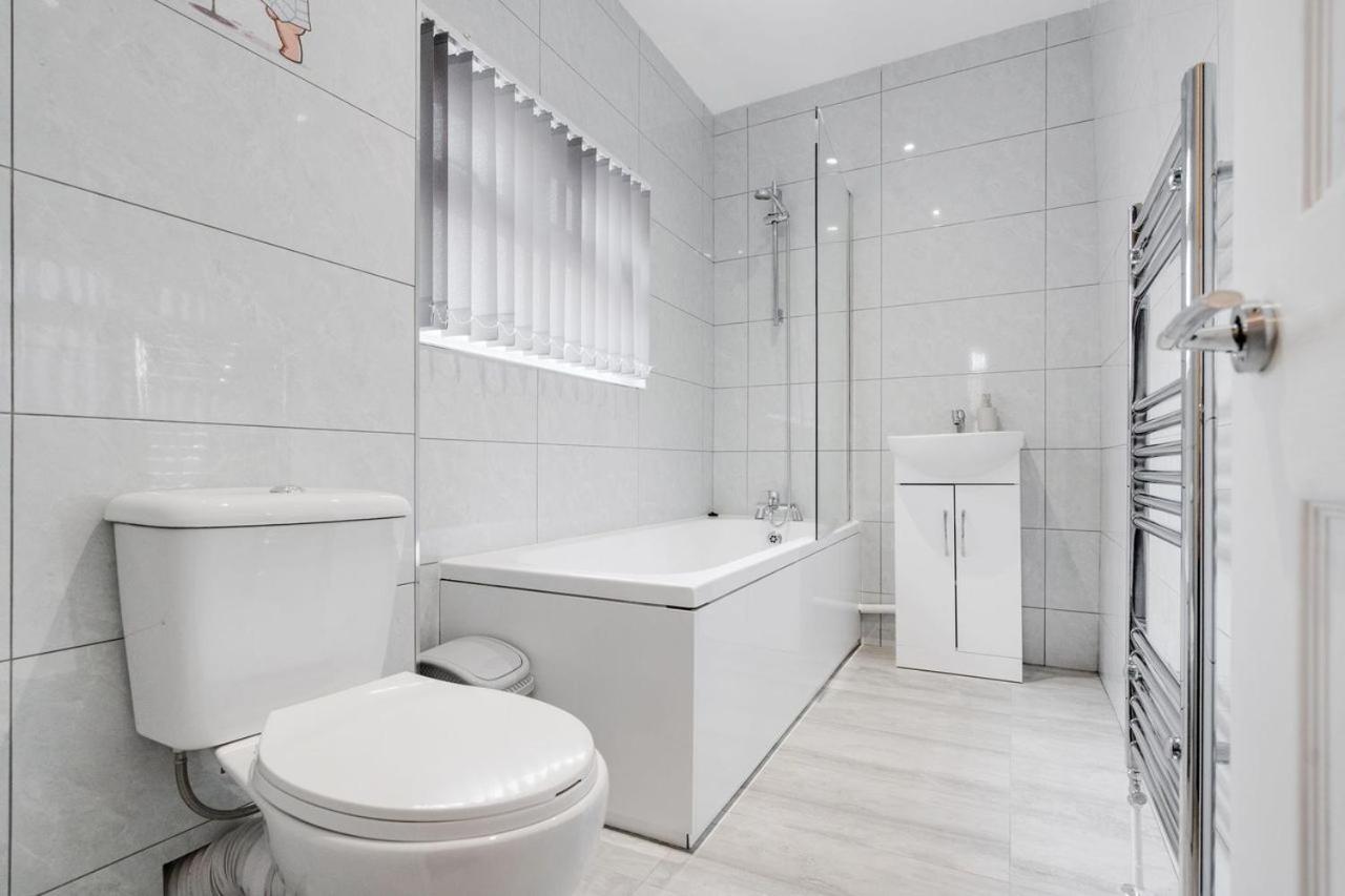Supersized 5 Bedroom Ensuite Free Parking By Hinkley Homes *