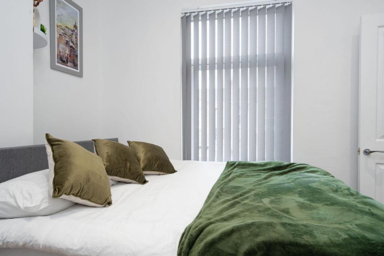 Supersized 5 Bedroom Ensuite Free Parking By Hinkley Homes * Liverpool
