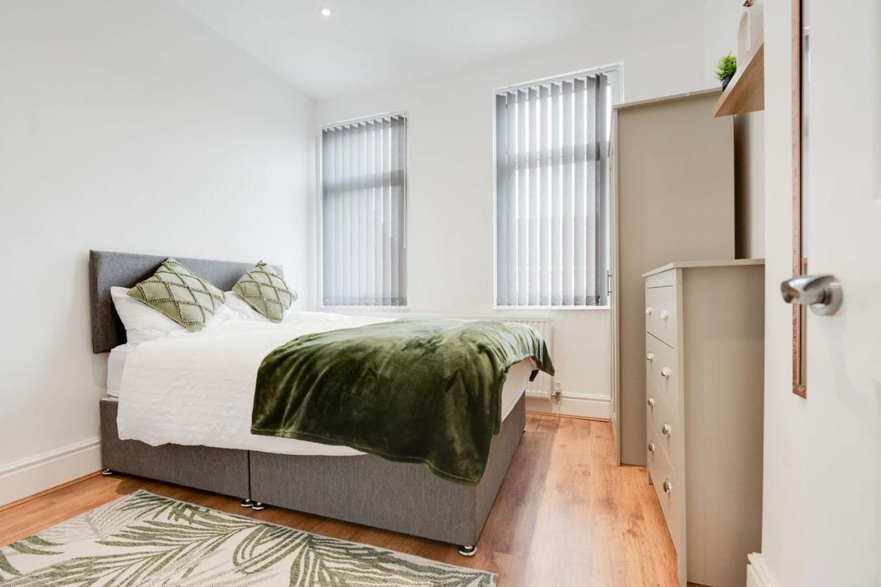 Supersized 5 Bedroom Ensuite Free Parking By Hinkley Homes Apartment