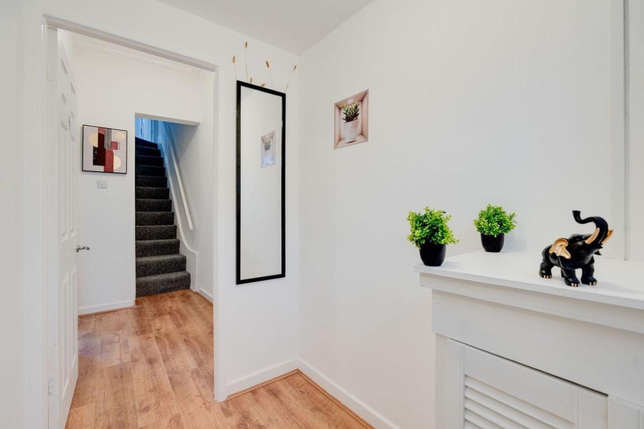 Supersized 5 Bedroom Ensuite Free Parking By Hinkley Homes * Liverpool