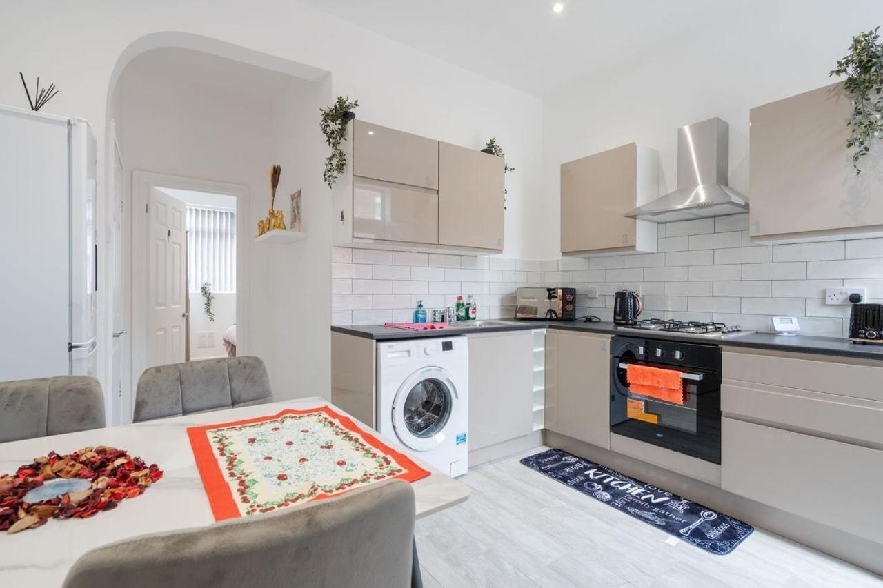 Supersized 5 Bedroom Ensuite Free Parking By Hinkley Homes Apartment *